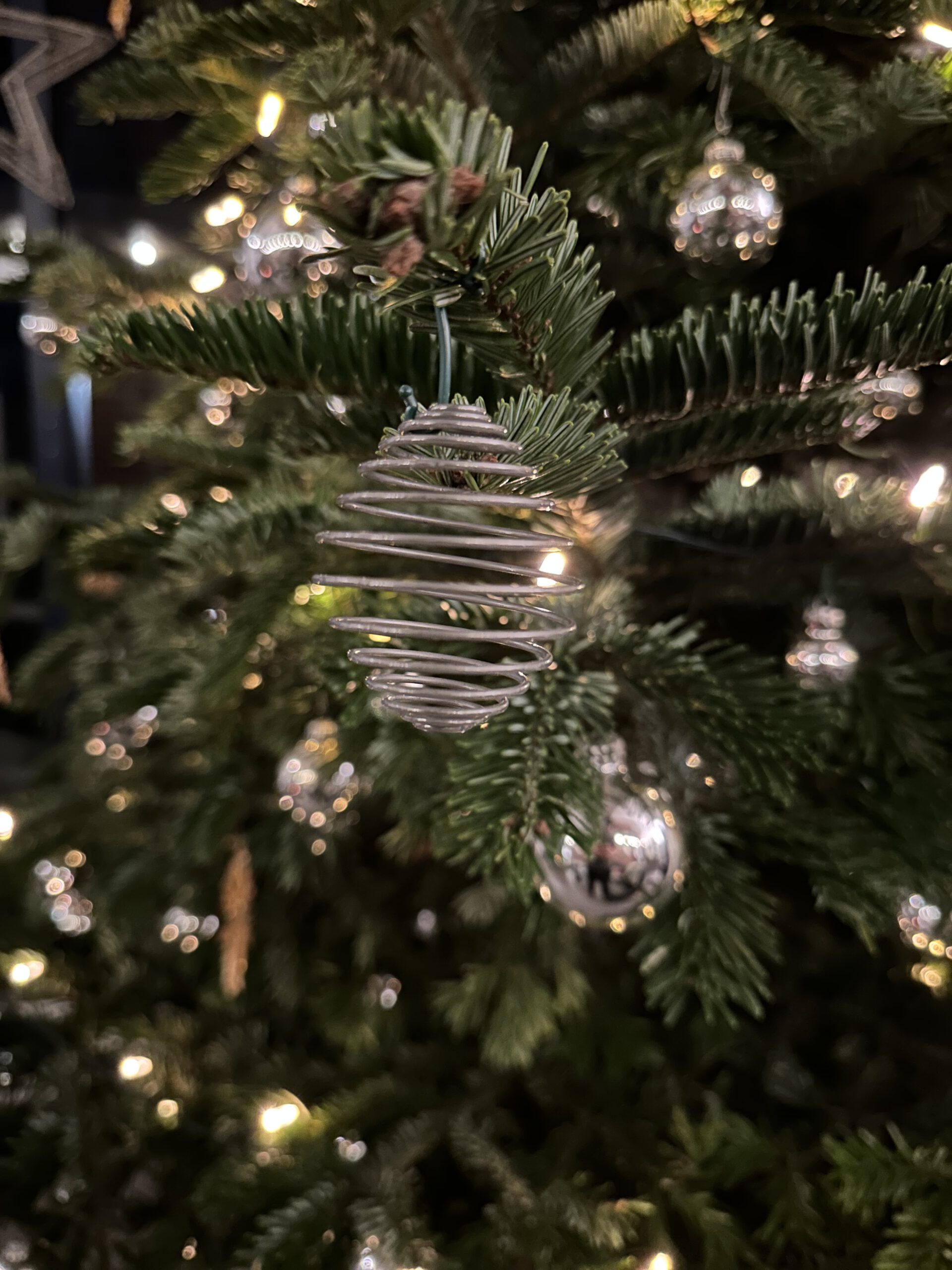 Wenn Draht zur Kunst wird – Weihnachtsbaumkugeln